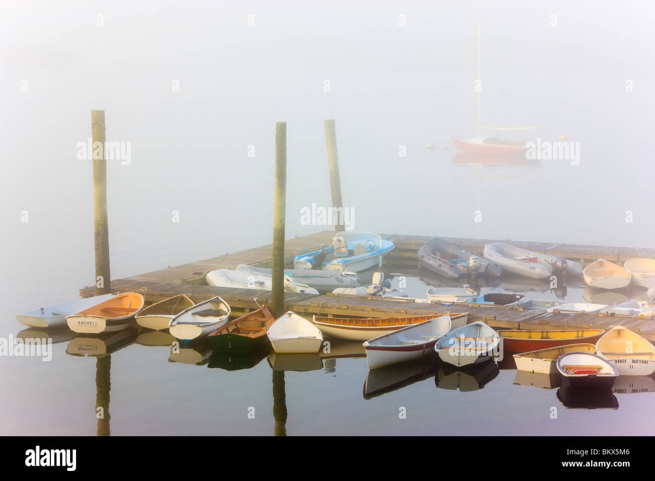 Skiffs und Morgennebel in Southwest Harbor, Maine. In der Nähe Acadia National Park. Stockfoto