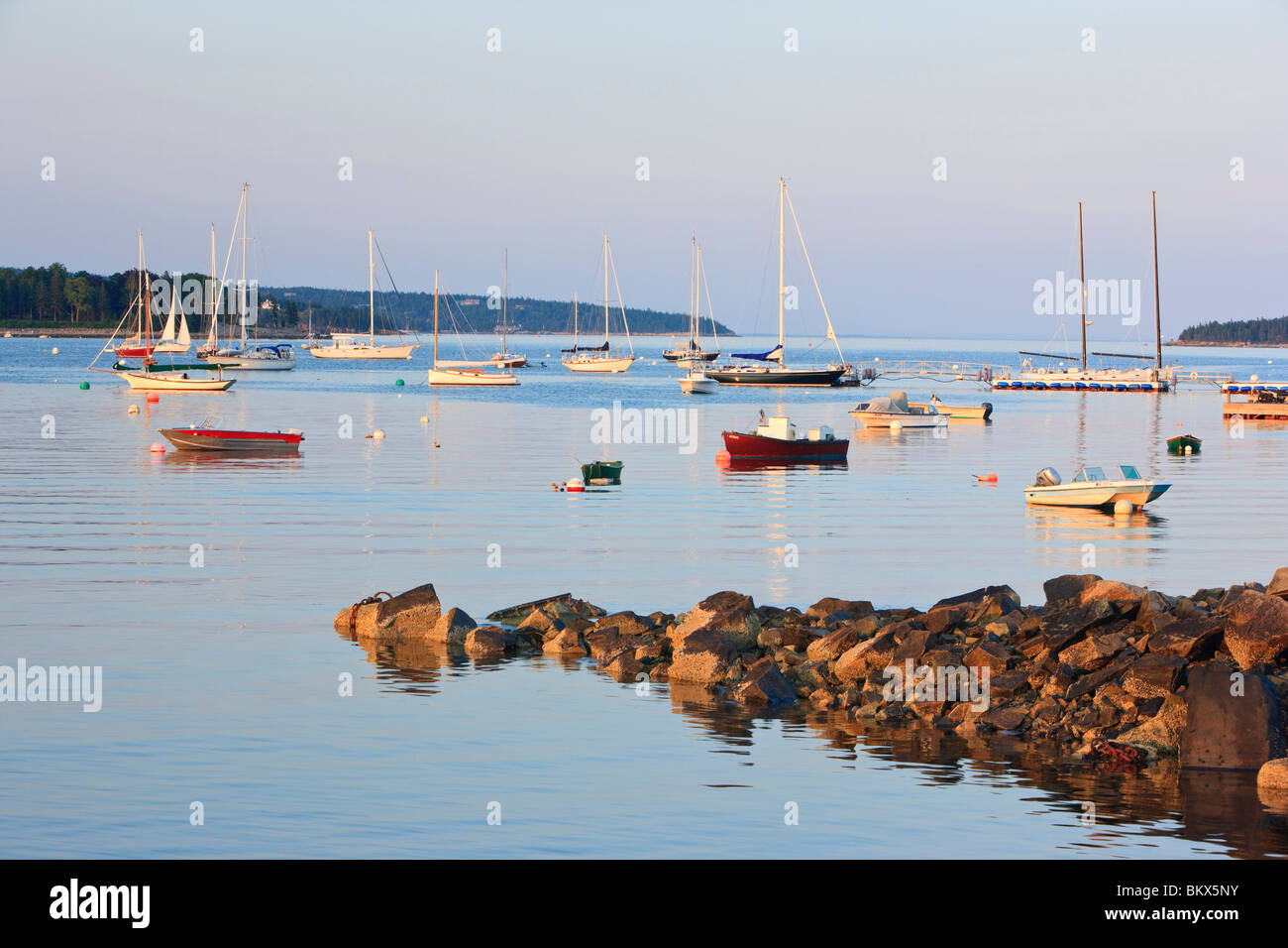 Boote in Mansett Harbor im Bundesstaat Maine.  In Somes Sound suchen. Stockfoto