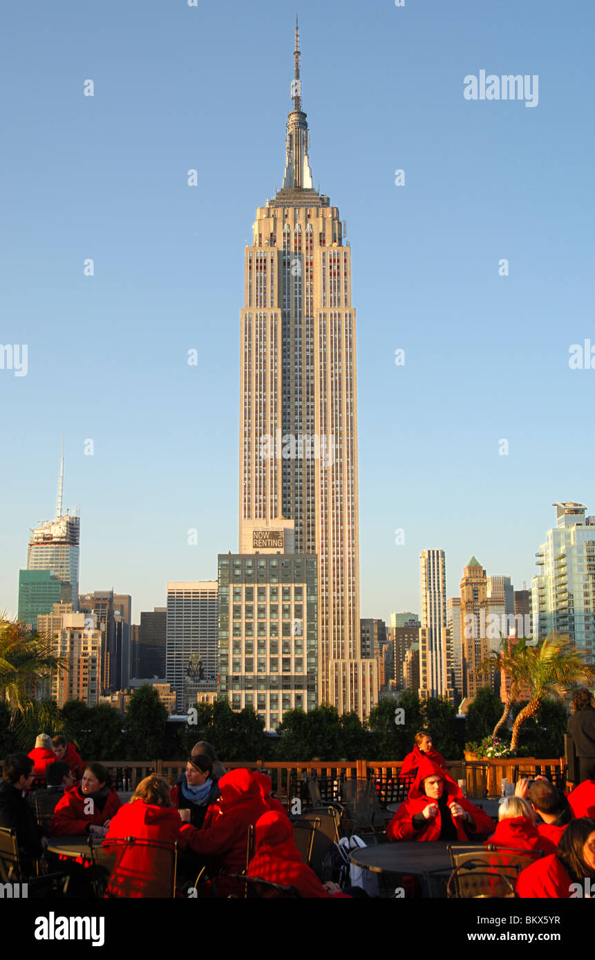 Dach-Terrassenbar mit Blick auf das Empire State Building überragt alle anderen Hochhäuser in Manhattan, New York, USA Stockfoto