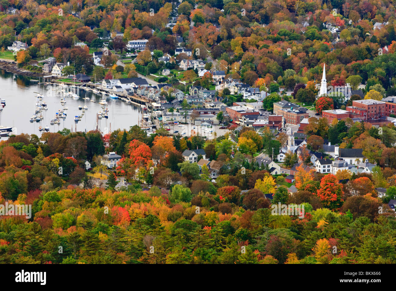 Camden, Maine von Mount Battie in Camden Hills State Park aus gesehen. Fallen. Stockfoto