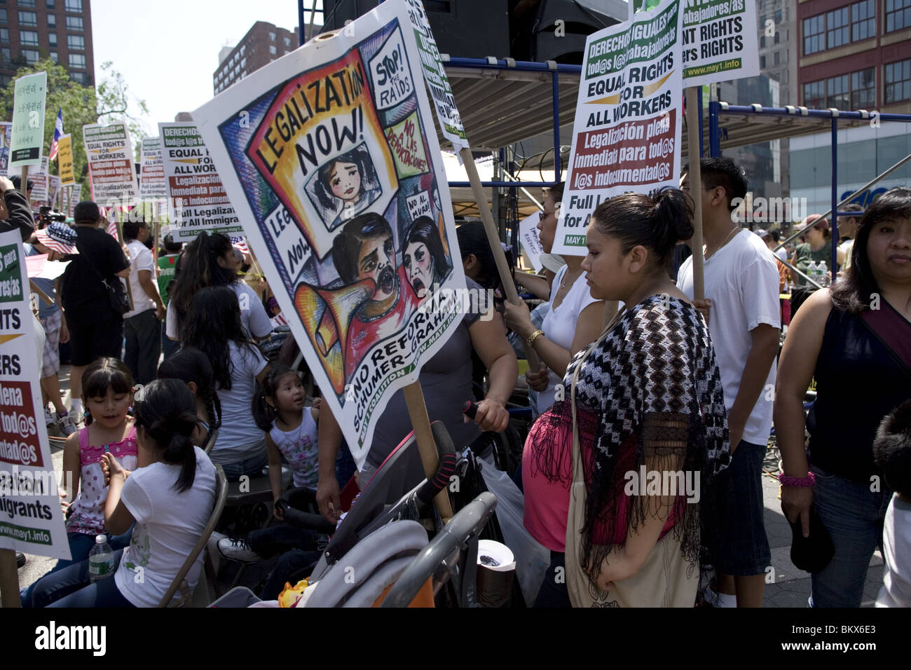1. Mai 2010: Maikundgebung und März für die Rechte der Einwanderer und Arbeiter am Union Square in New York City. Stockfoto