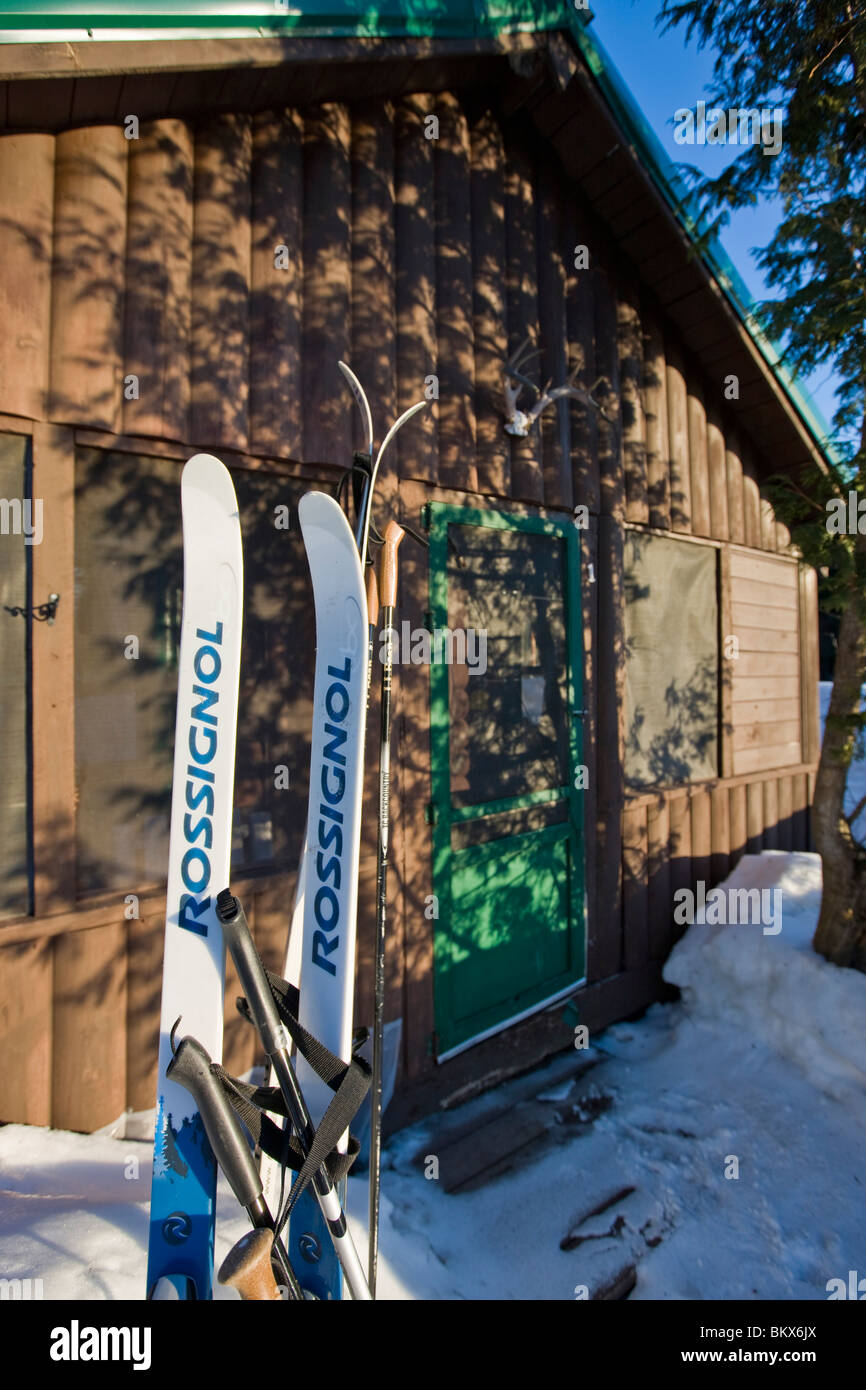 Ski im Schnee eine Außenkabine auf Medawisla Wildnis-Camps in der Nähe von Greenville, Maine. Stockfoto