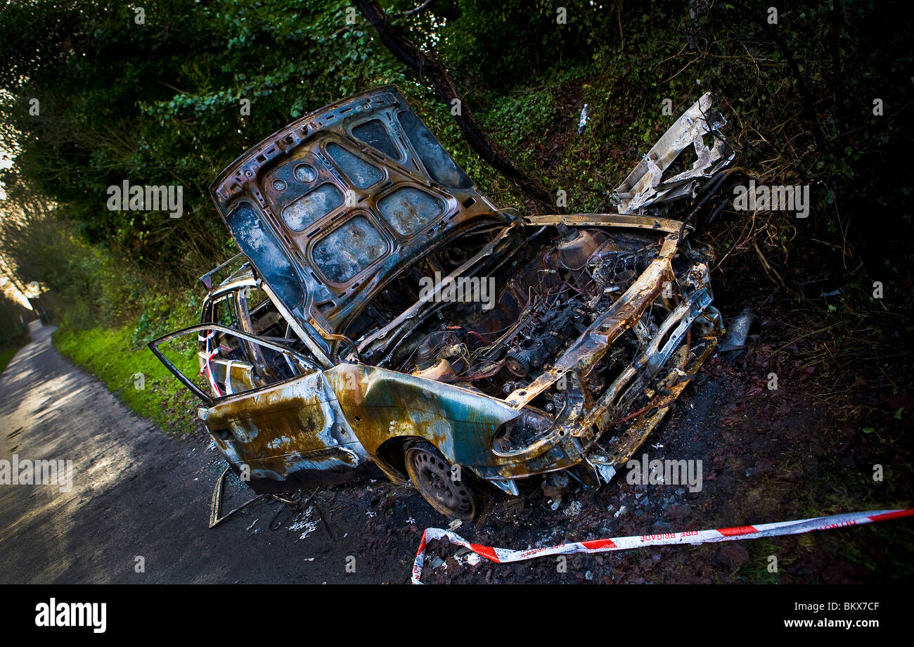 Auto links von Singledaseins auf einen öffentlichen Fußweg in Haverhill, Suffolk ausgebrannt Stockfoto