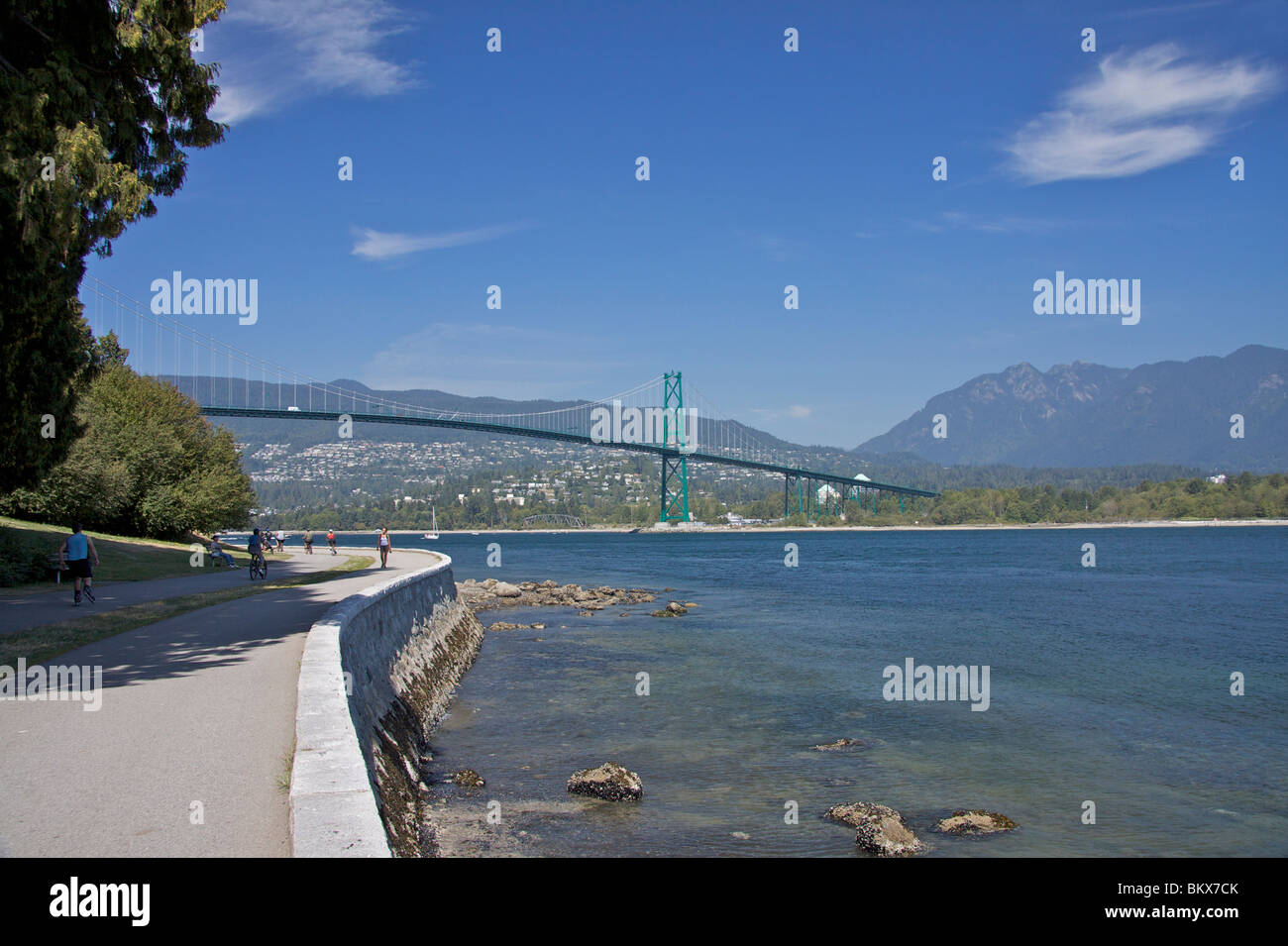 Stanley Park Ufermauer mit Geschwindigkeit Skater, Radfahrer und Wanderer zu Lions Gate Bridge überqueren die erste Narrows Stockfoto