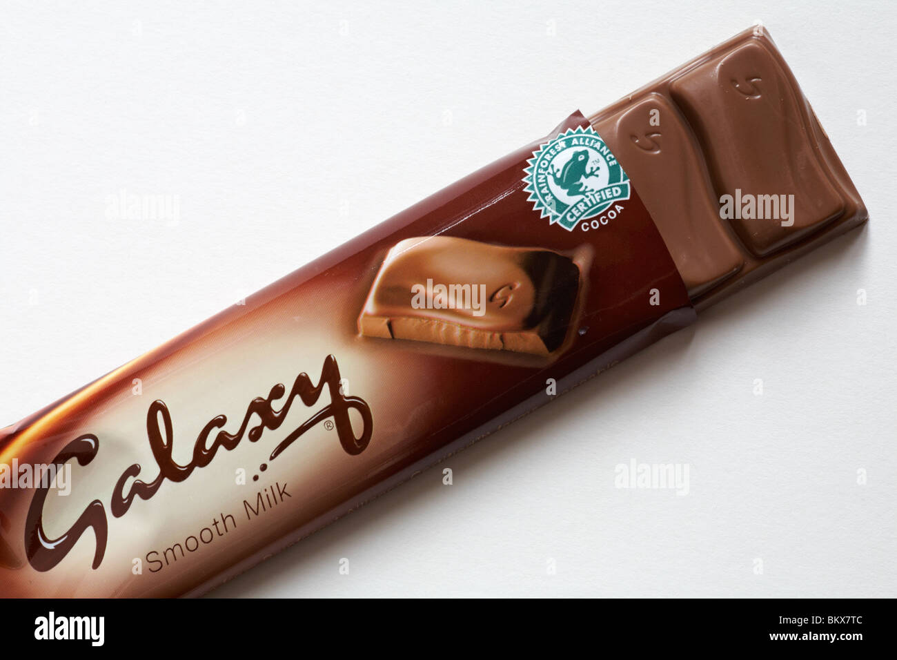 Glatte Galaxy Milk Chocolate Bar geöffnet Inhalt auf weißem Hintergrund zu zeigen Stockfoto