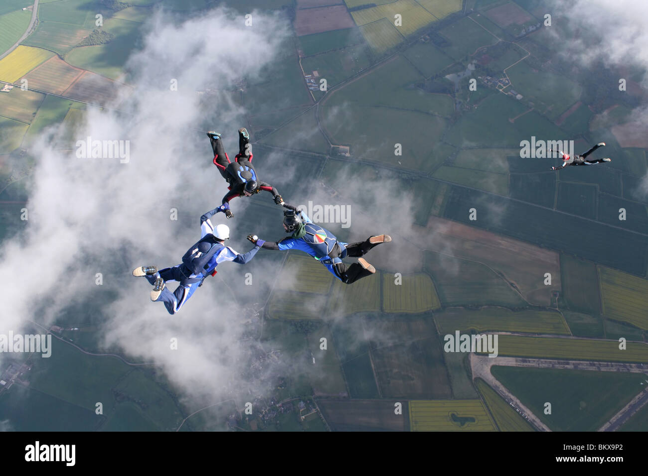 Drei Fallschirmspringer im freien Fall mit eine vierte unter Ihnen Stockfoto