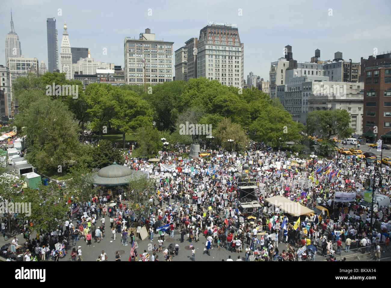 2010: Blick nach Norden über den Union Square auf einer Maifeiertag Einwanderer und Arbeiter Rechte Kundgebung in New York City Stockfoto