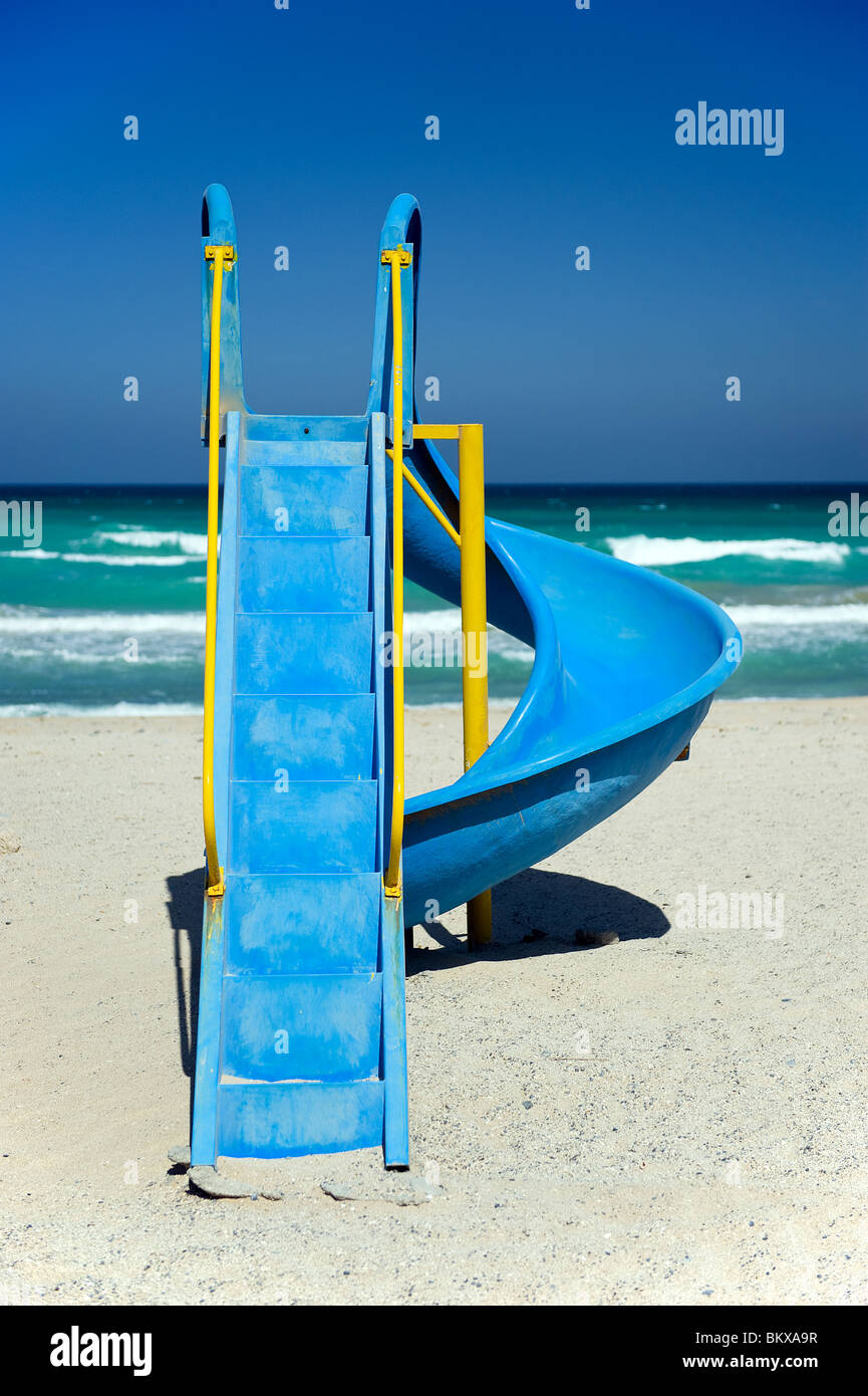 Rutschbahn am Strand in Oman Stockfoto