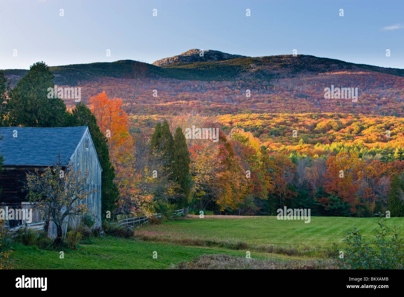 Mount Monadnock im Herbst von einer Farm in Jaffrey (New Hampshire) gesehen. Stockfoto