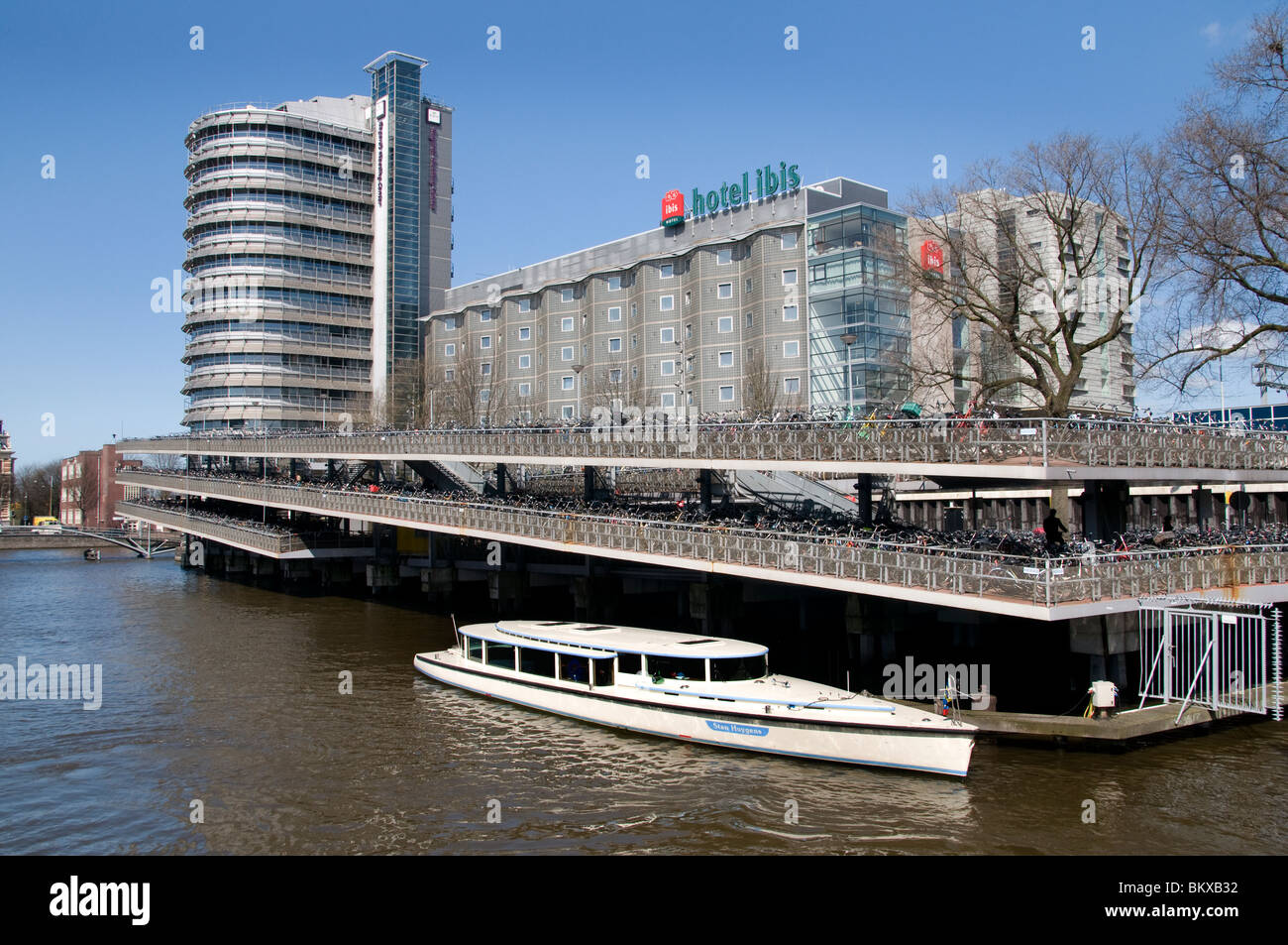 Hauptbahnhof Amsterdam Niederlande Fahrrad Fahrrad speichern Tierheim Boot Ibis Hotel Stockfoto
