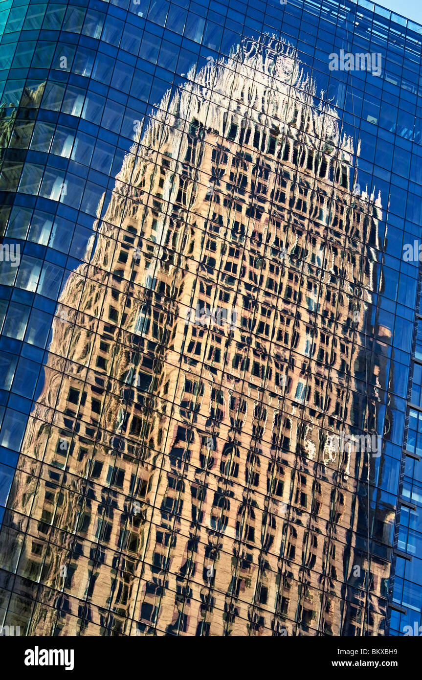 Bank des Amerika Gebäudes spiegelt sich in Glas-Gebäude im Zentrum von Chralotte, North Carolina Stockfoto