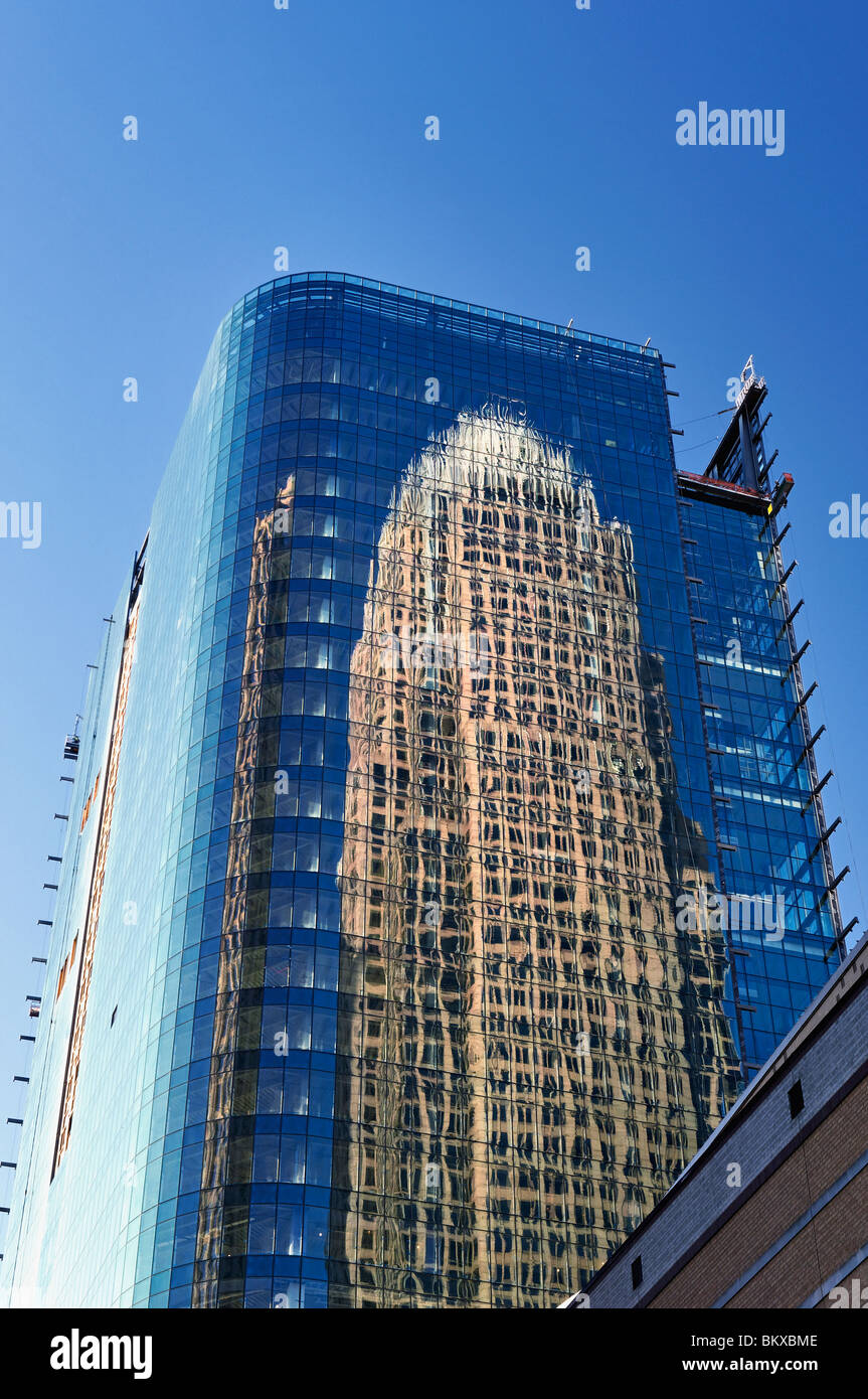Bank des Amerika Gebäudes spiegelt sich in Glas-Gebäude im Bau in der Innenstadt von Charlotte, North Carolina Stockfoto