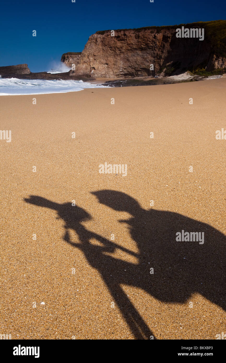 Der Schatten eines Fotografen im Panther Beach in Kalifornien, USA Stockfoto