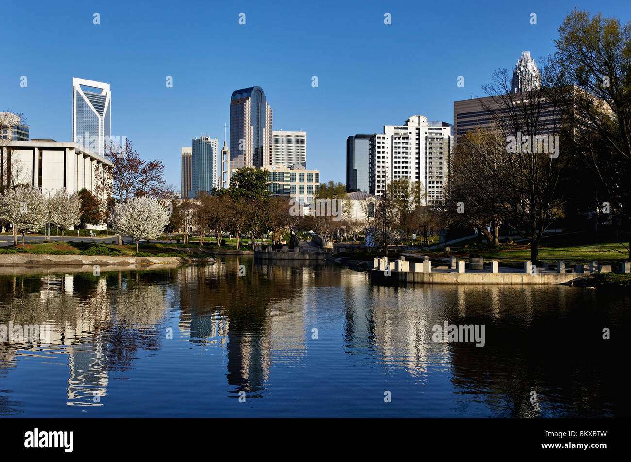 Charlotte, North Carolina-Skyline im See in Marshall Park widerspiegelt Stockfoto