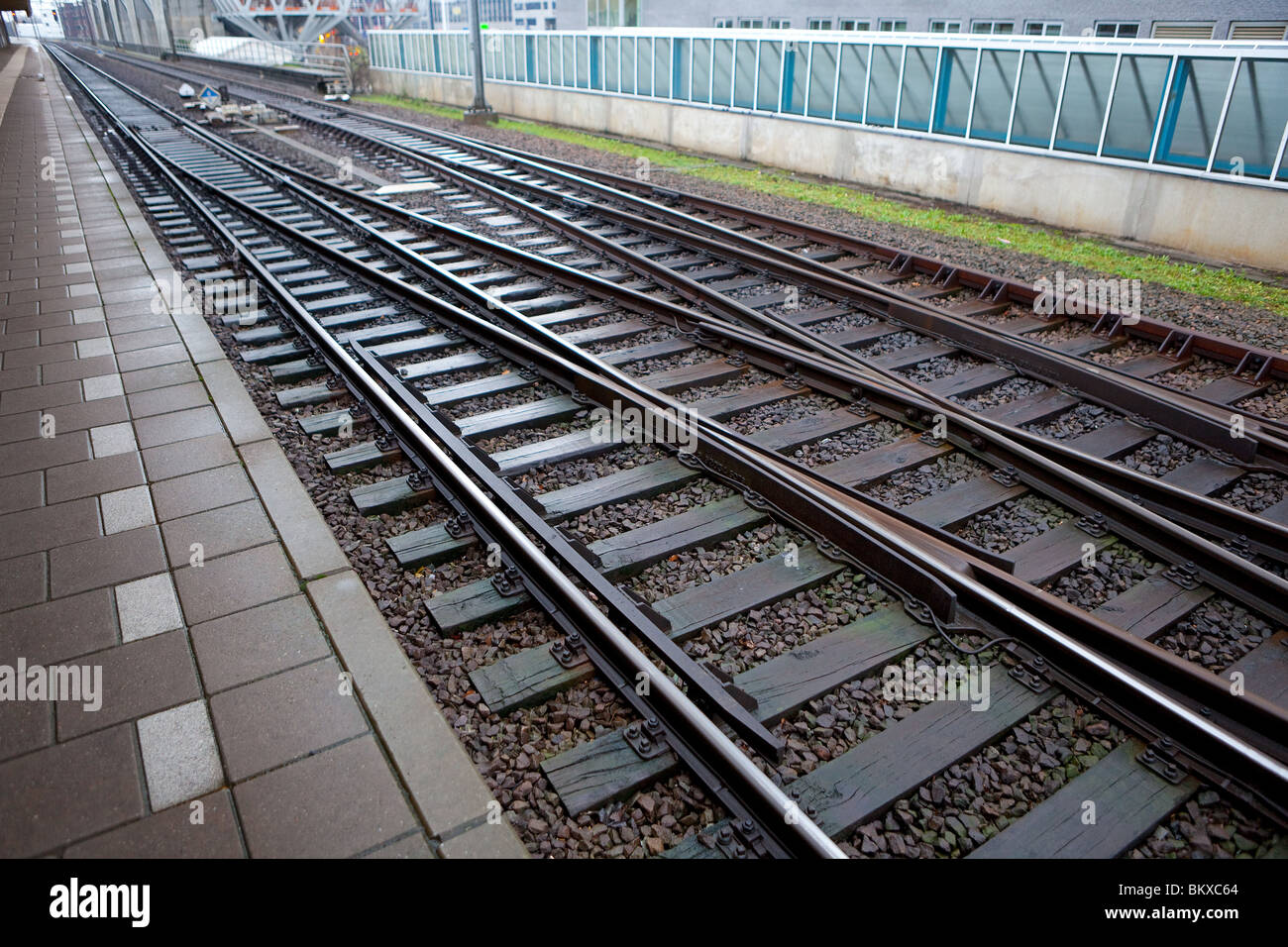 Schienen am Bahnhof Stockfoto