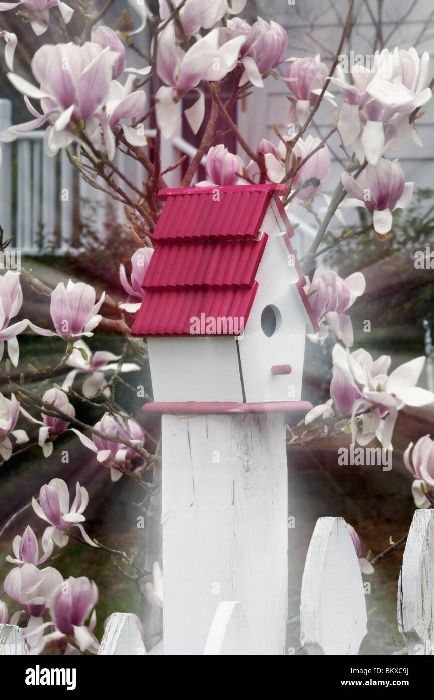 Zoom-Effekt-Vogel-Haus auf weißen Pickett Zaun in Concord, North Carolina Stockfoto