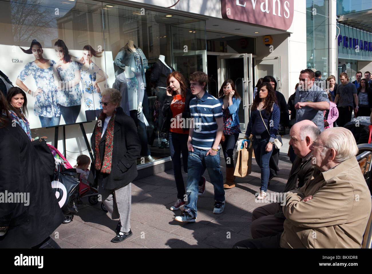 Shopper im Stadtzentrum von Cardiff, die Hauptstadt von Wales, UK. Stockfoto