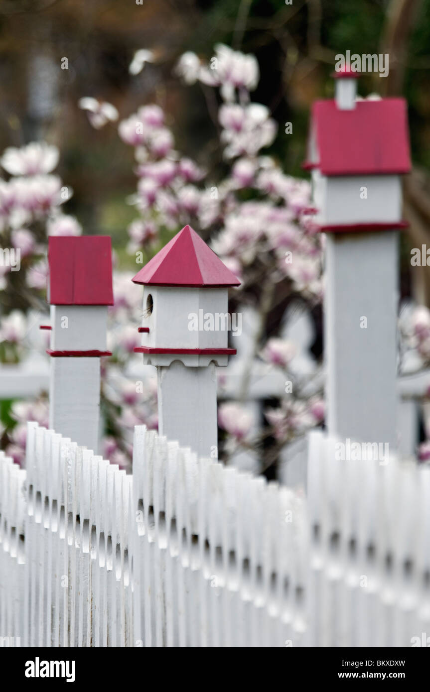 Vogelhäuser auf weißen Pickett Zaun in Concord, North Carolina Stockfoto