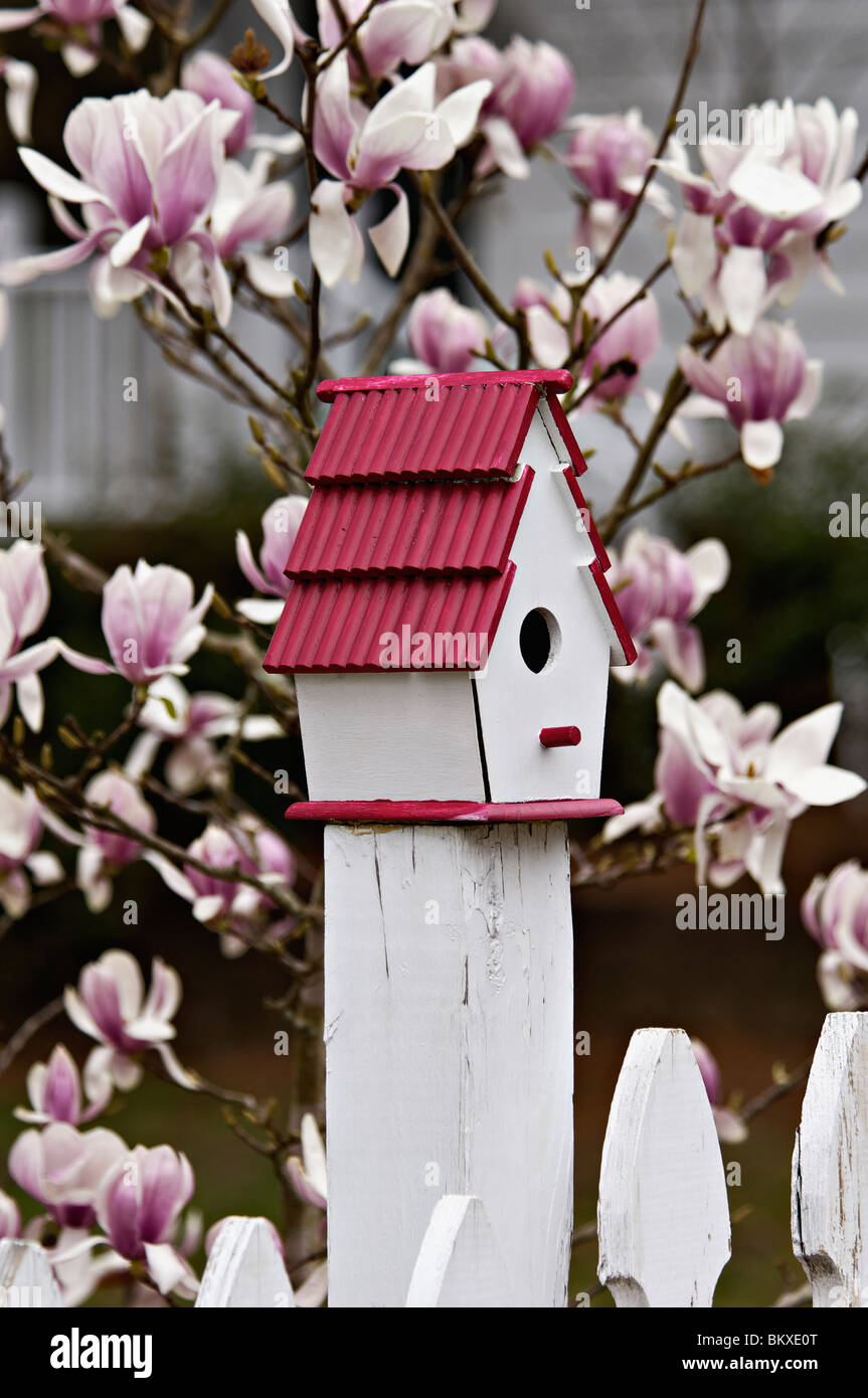 Vogelhaus auf weißen Pickett Zaun in Concord, North Carolina Stockfoto