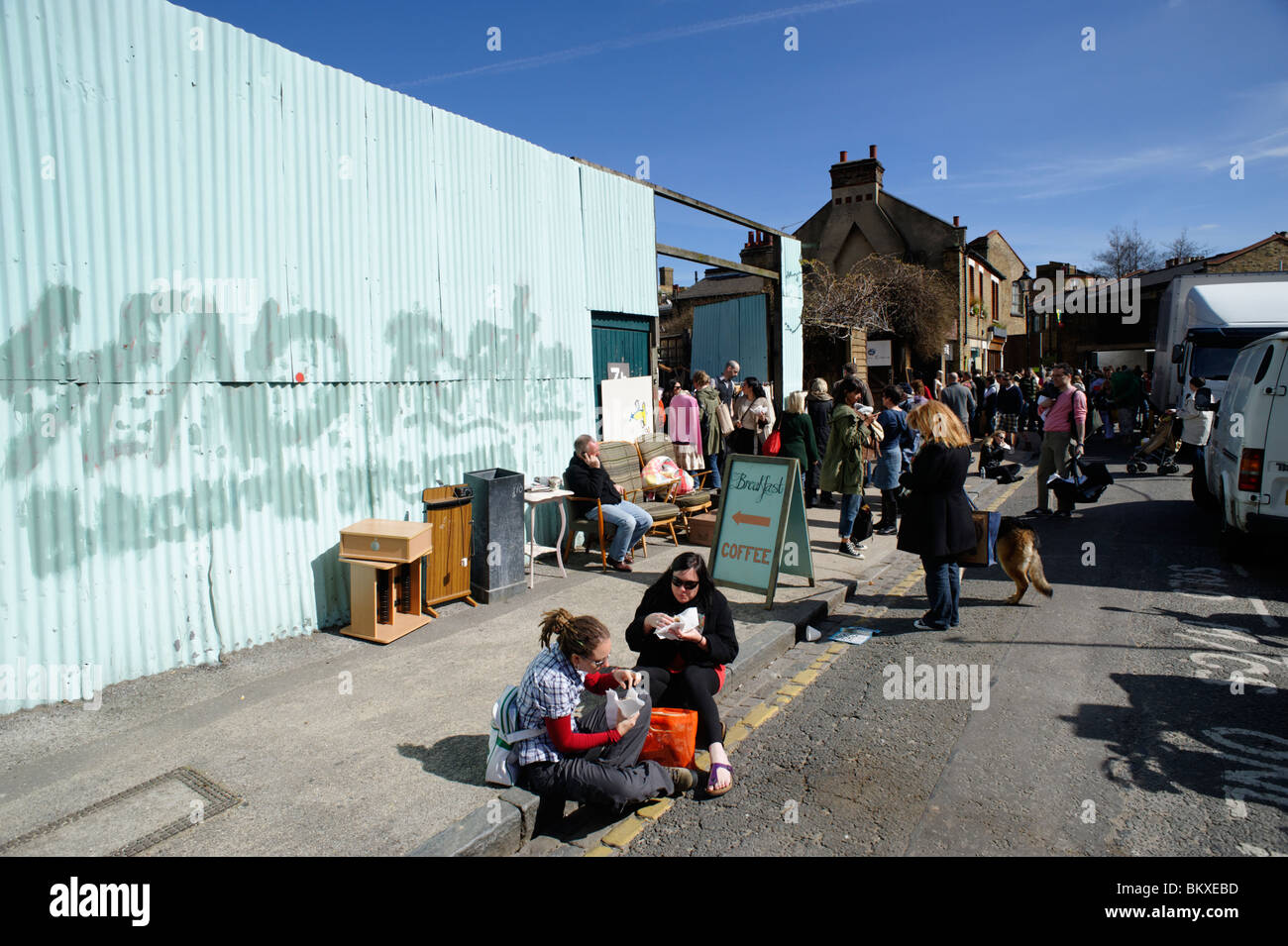 Menschen, die frühstücken Sie auf Straßen in Kolumbien Road Flower Market im Londoner East End Stockfoto