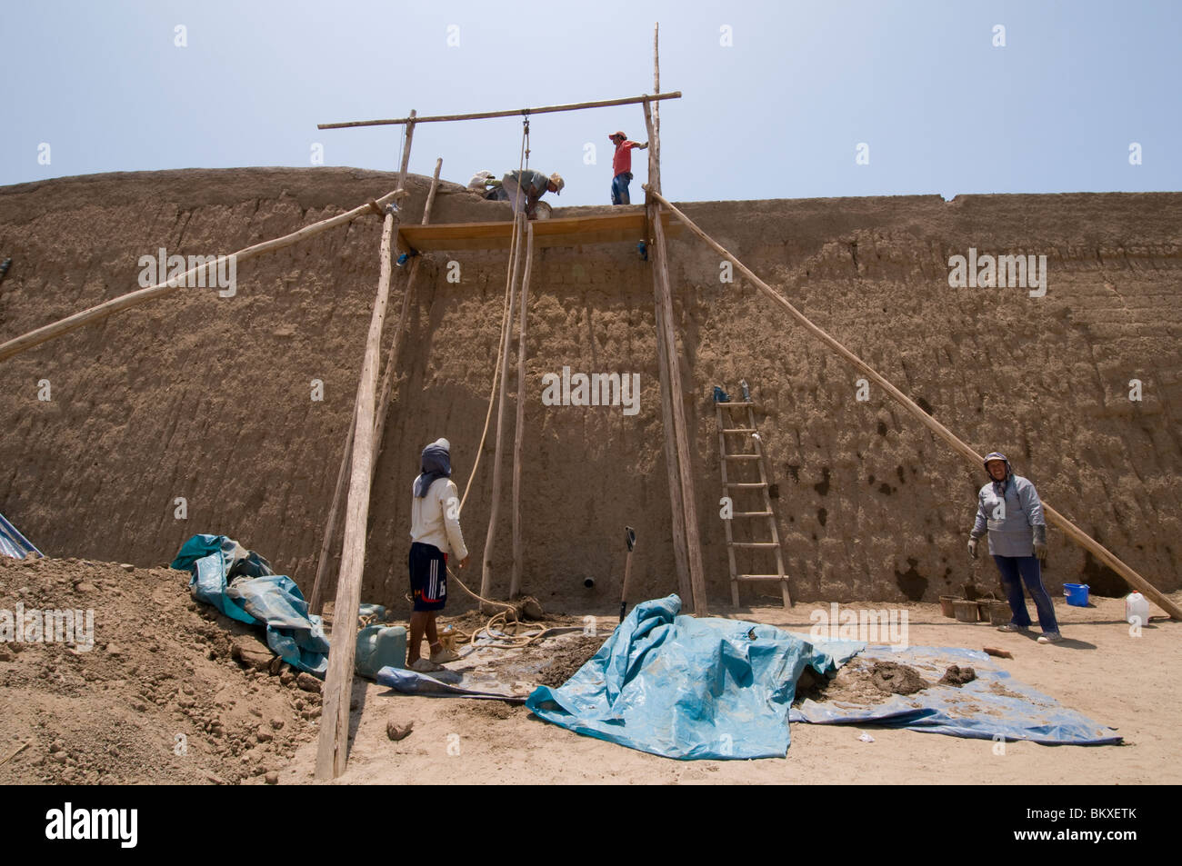 Arbeitnehmer, die Wiederherstellung einer Wand Chan Chan, der alten Hauptstadt des Imperiums Chimu, Peru Stockfoto