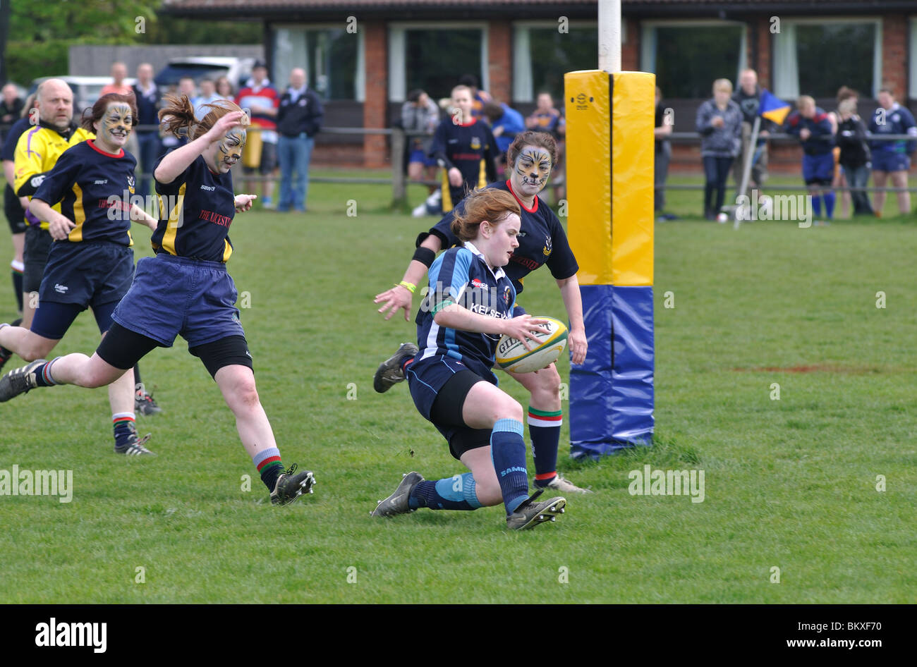 Frauen Rugby-Union-Spieler scoring einen Versuch Stockfoto