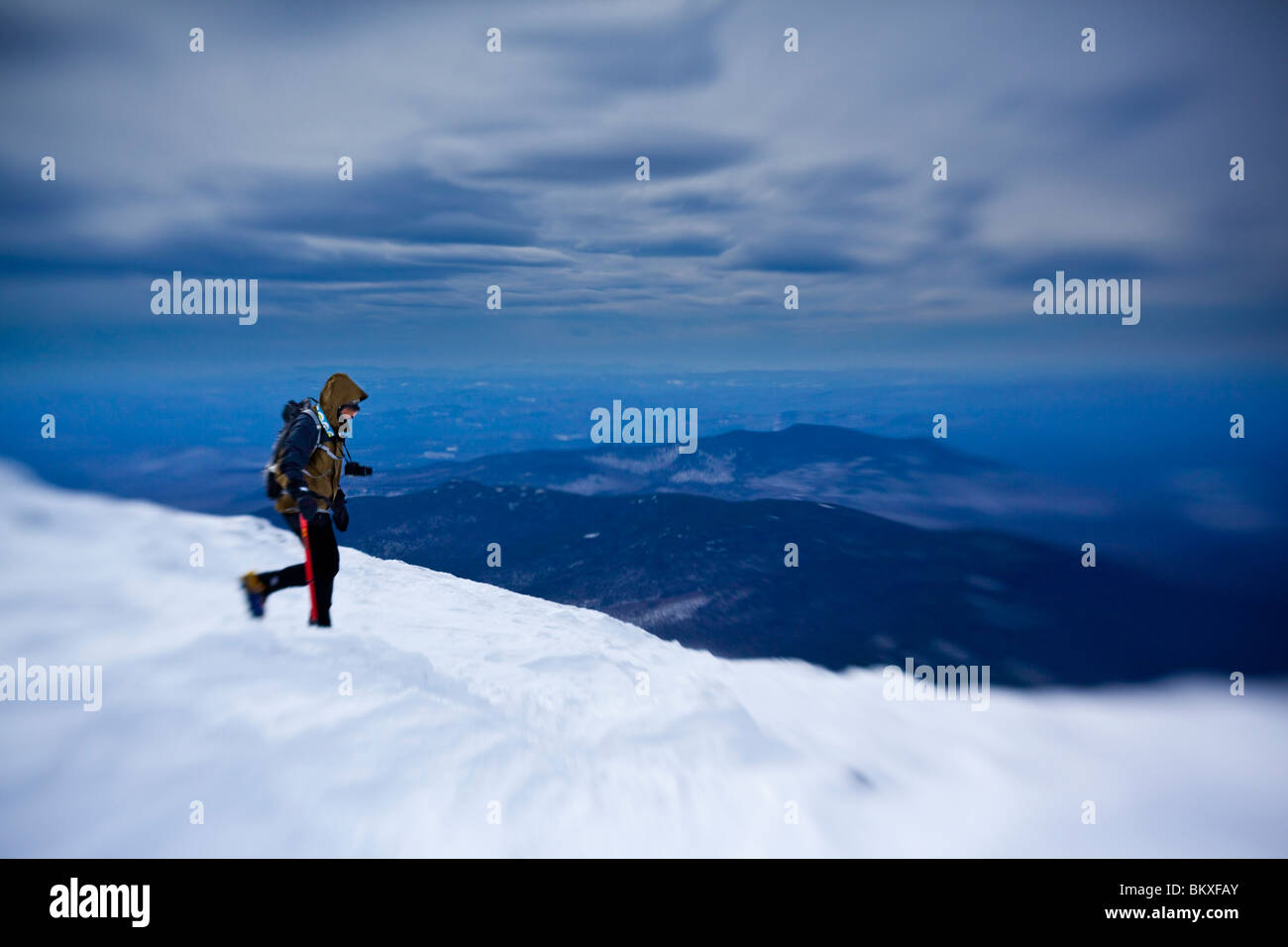 Ein Fotograf in der Nähe des Gipfels des Mount Washington in New Hampshire White Mountains. Winter. Stockfoto