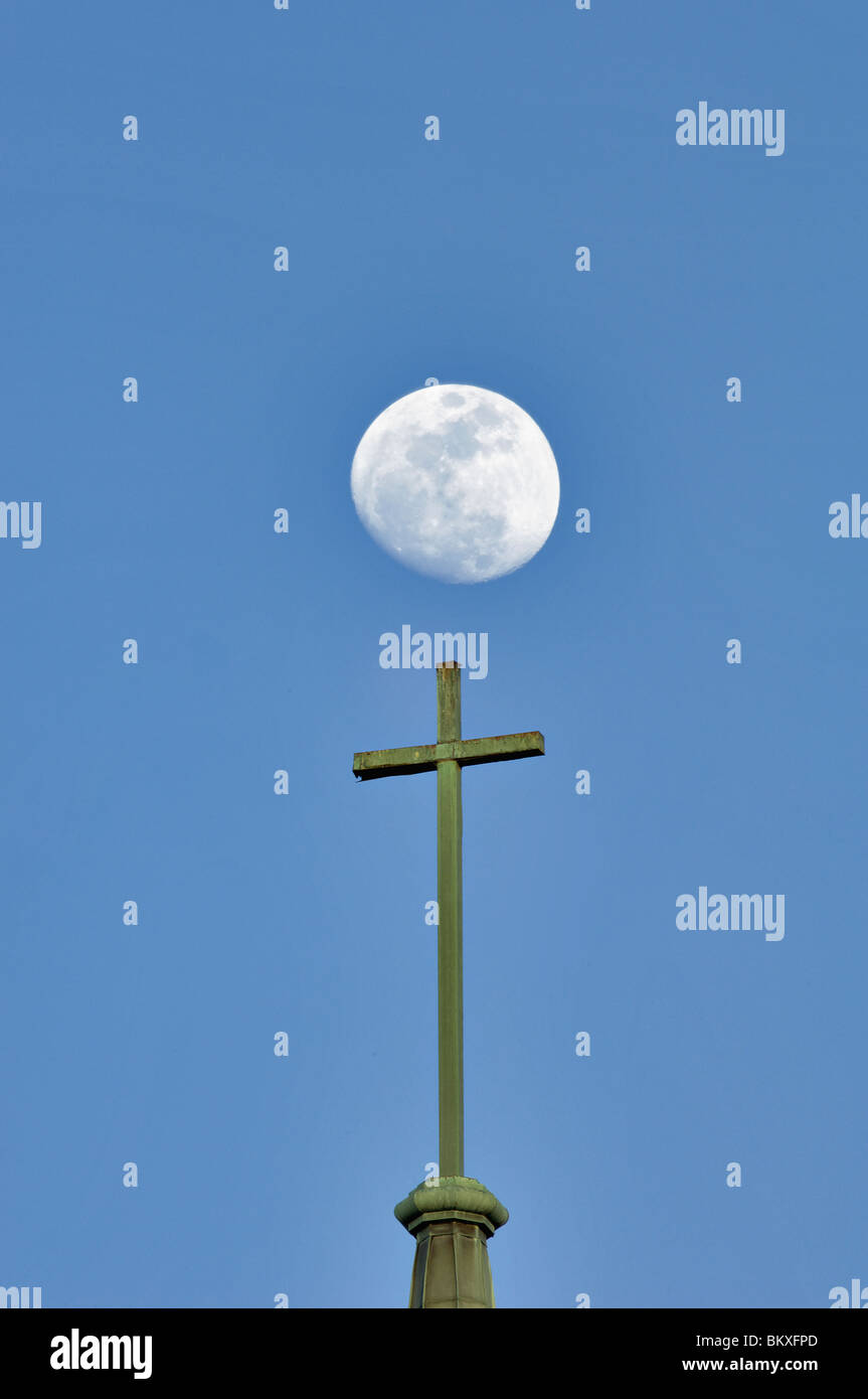 Christian Kreuz auf Kirchturm mit Mond hinter in Kannapolis, North Carolina Stockfoto