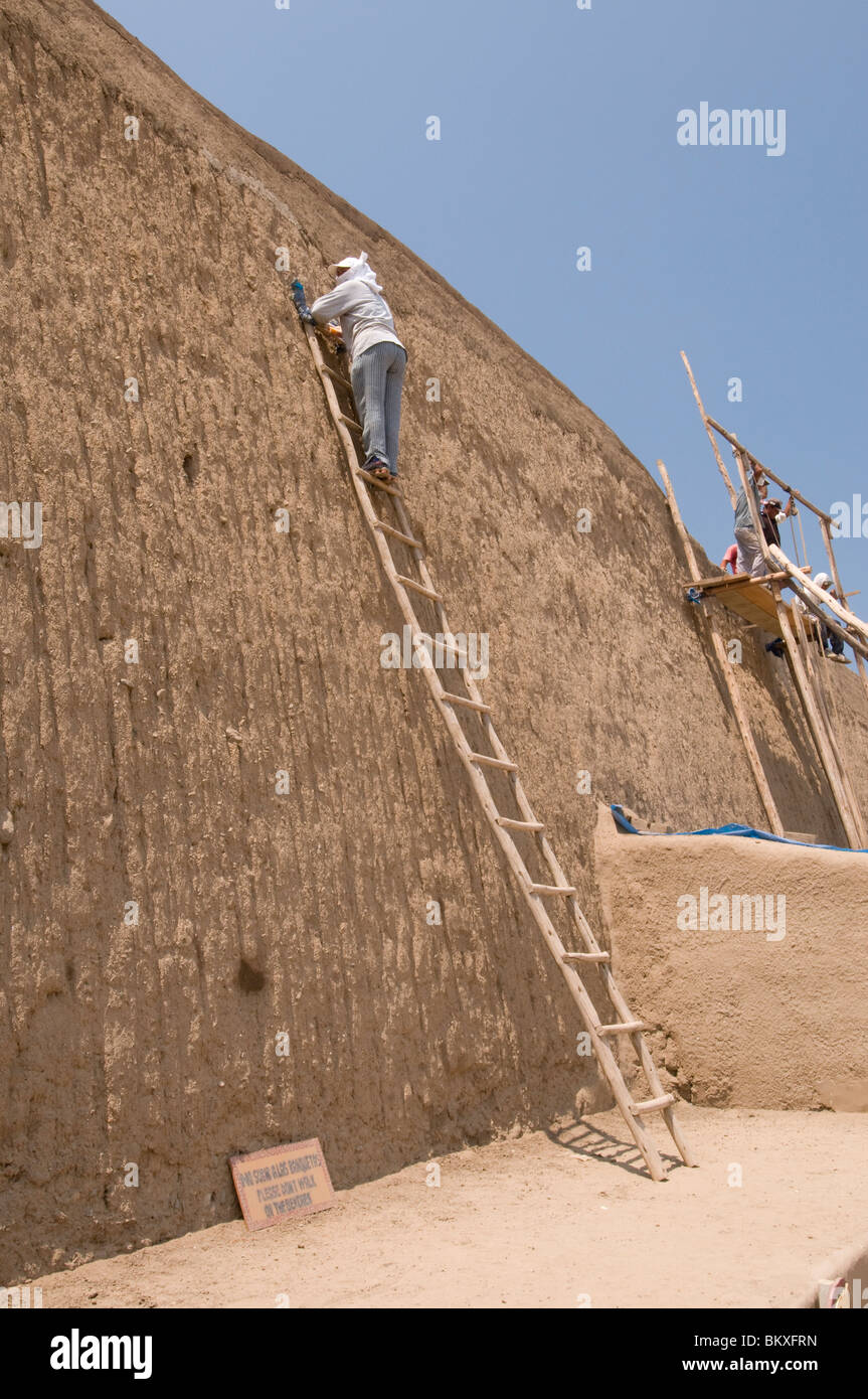 Arbeitnehmer, die Wiederherstellung einer Wand Chan Chan, der alten Hauptstadt des Imperiums Chimu, Peru Stockfoto