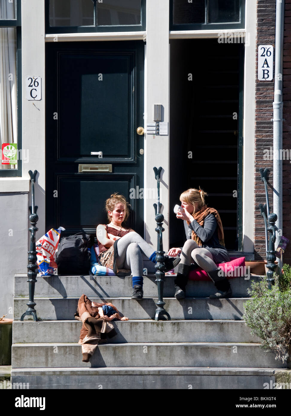 Amsterdam Niederlande Frau Student Studenten Frauen Oudeschans Grachtenhaus Stockfoto