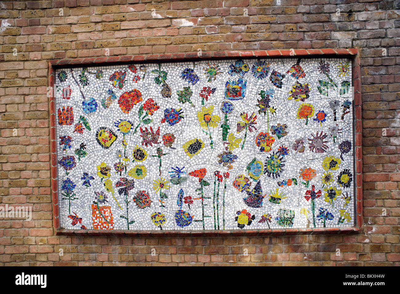 Mosaik an der Wand der Kolumbien-Grundschule, umgeben von Kolumbien Road Flower Market, London Stockfoto