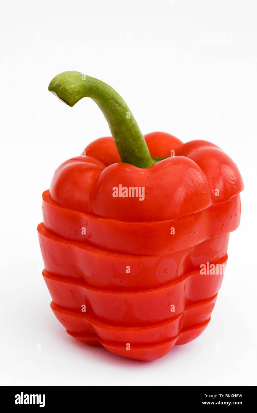 in Scheiben geschnittene rote Paprika isoliert auf weißem Hintergrund Stockfoto