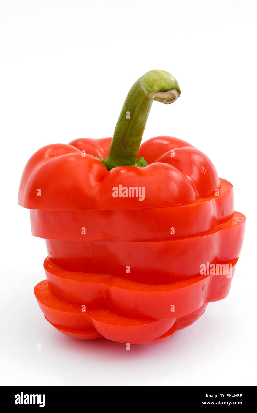 in Scheiben geschnittene rote Paprika isoliert auf weißem Hintergrund Stockfoto