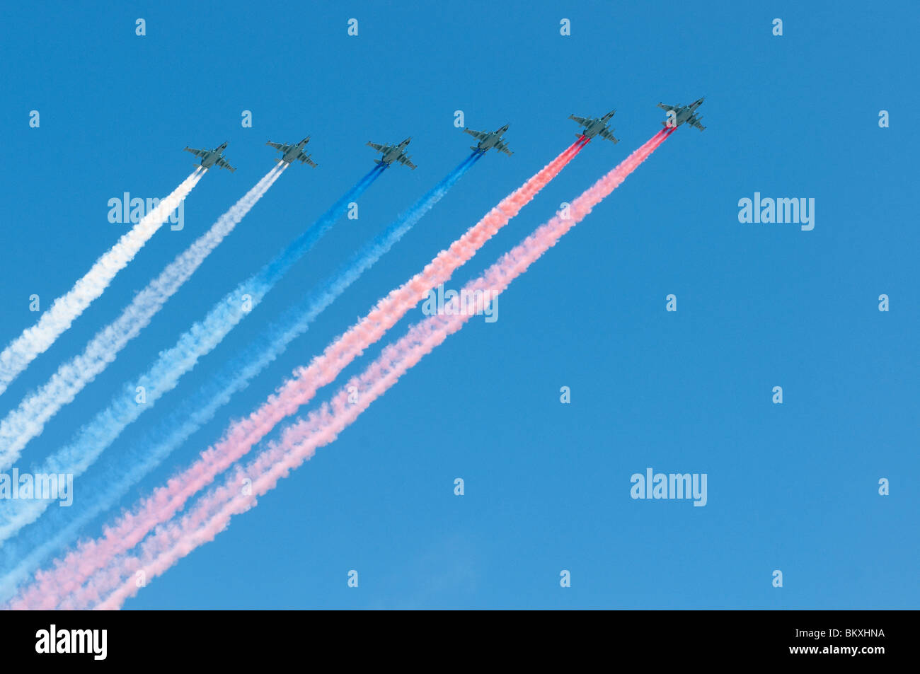 Russische Luftwaffe 6 Sukhoi Su-25 fliegen über den roten Platz und eine russische Flagge auf Moskau Siegesparade 2010 Stockfoto