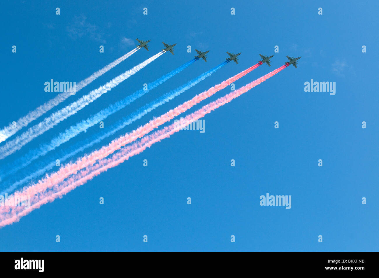 Russische Luftwaffe 6 Sukhoi Su-25 fliegen über den roten Platz und eine russische Flagge auf Moskau Siegesparade 2010 Stockfoto