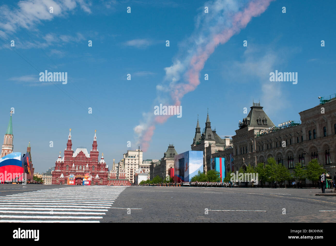 Russische Luftwaffe 6 Sukhoi Su-25 fliegen über den roten Platz und eine russische Flagge auf Moskau Siegesparade 2010 Stockfoto