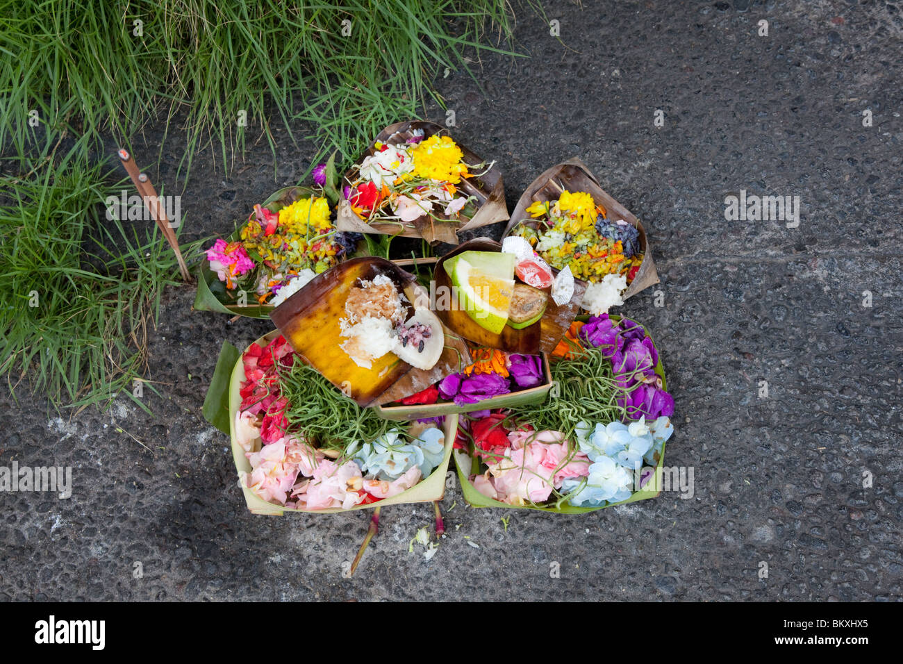 Offerboxes mit Blumen und Essen in Bali Stockfoto