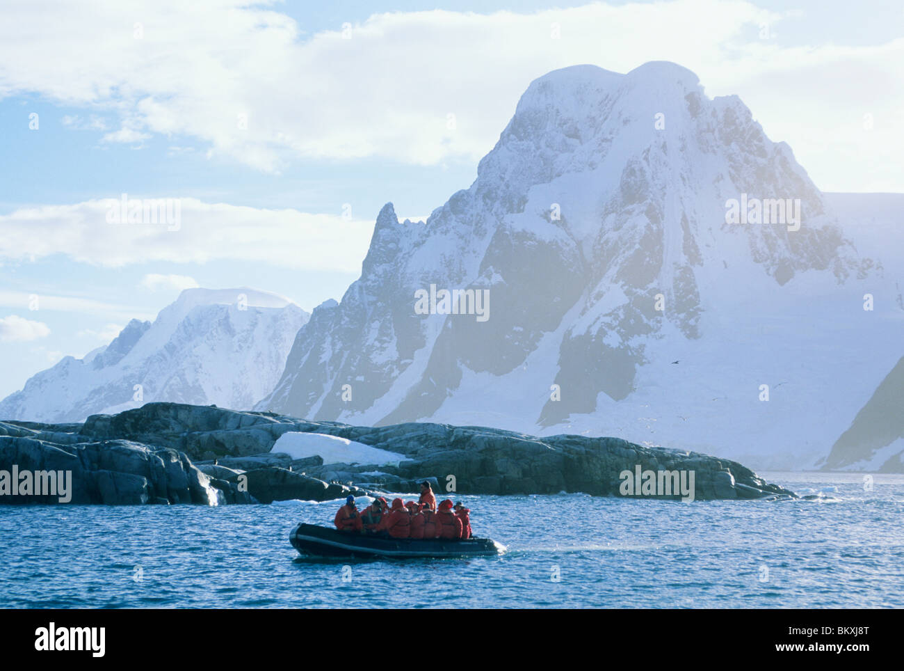 Antarktis, Menschen in Zodiacs für Ufer, Petermann Island, antarktische Halbinsel geleitet. Stockfoto