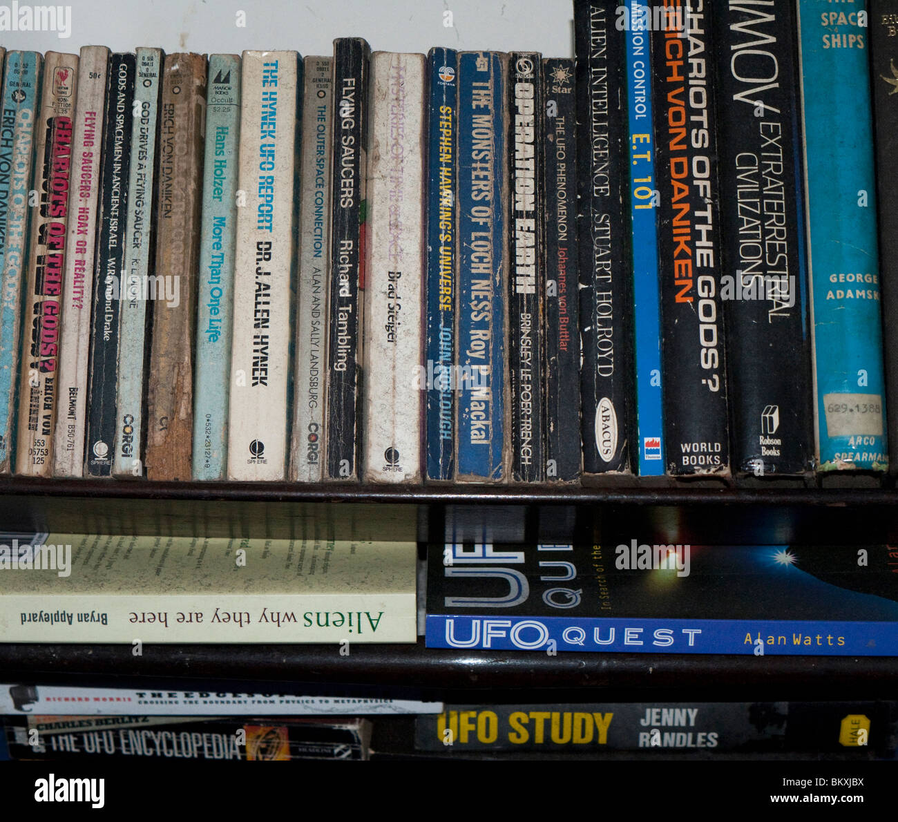 Eine Auswahl an Bücher über UFOs und Außerirdische Stockfoto
