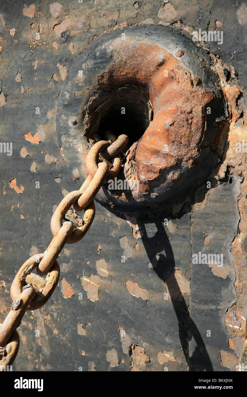 Ein rostiger Anker-Kette und ein Teil eines Schiffswracks an der chilenischen Küste Stockfoto