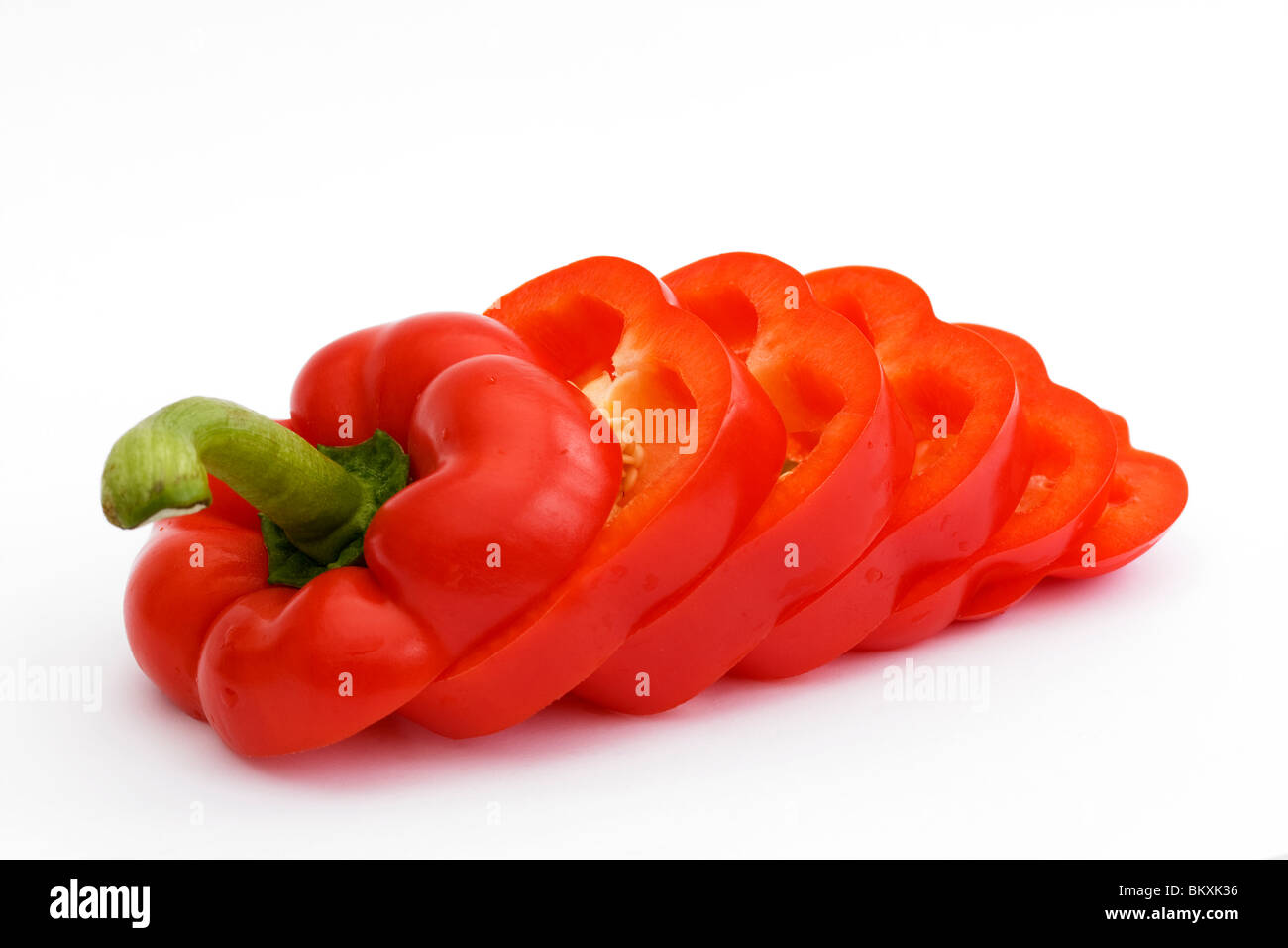 in Scheiben geschnittene rote Paprika isoliert auf weißem Hintergrund Stockfoto