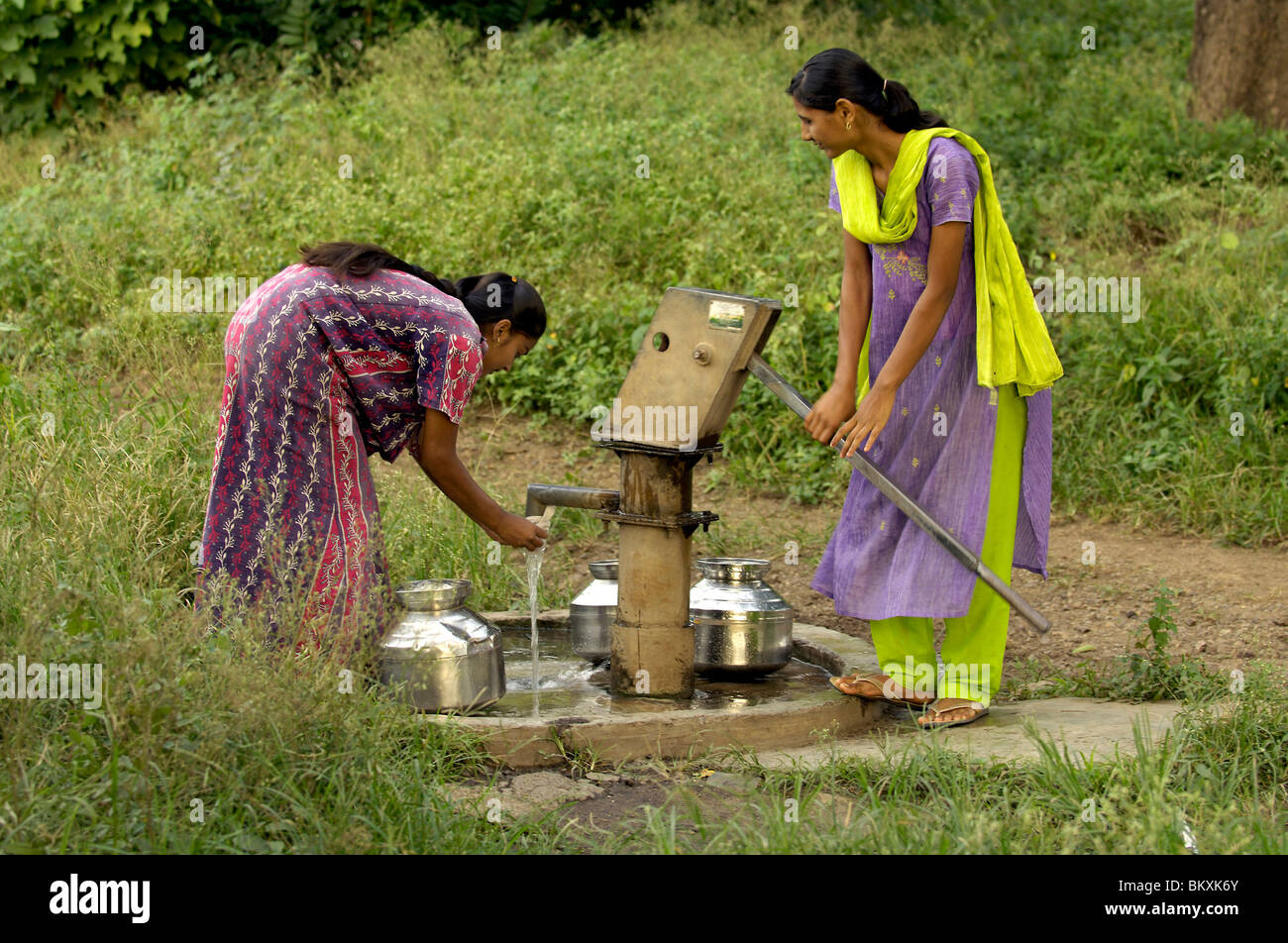 Zwei Frauen an trug auch für Trinkwasser bei Ralegan Siddhi nahe Pune. Maharashtra; Indien Stockfoto