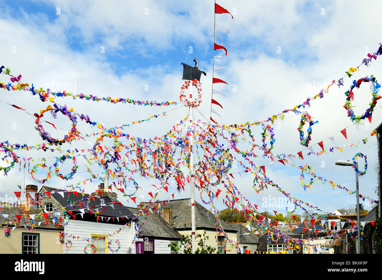 ein geschmückten Maibaum am Obby Oss Tag in Padstow, Cornwall, uk Stockfoto