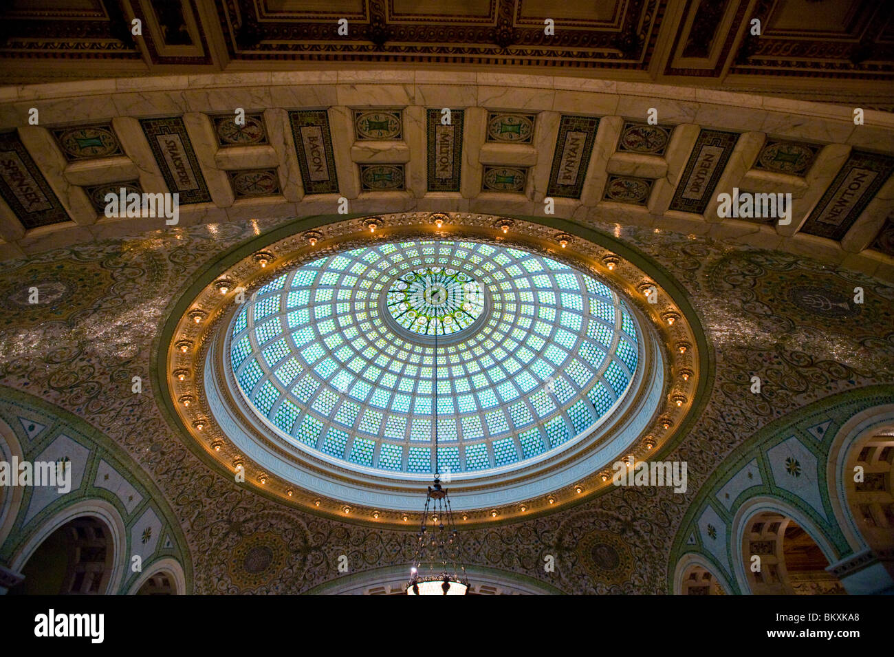 Preston Bradley Hall of Chicago Cultural Center, Chicago, Illinois.  Tiffany-Glas-Kuppel. Stockfoto