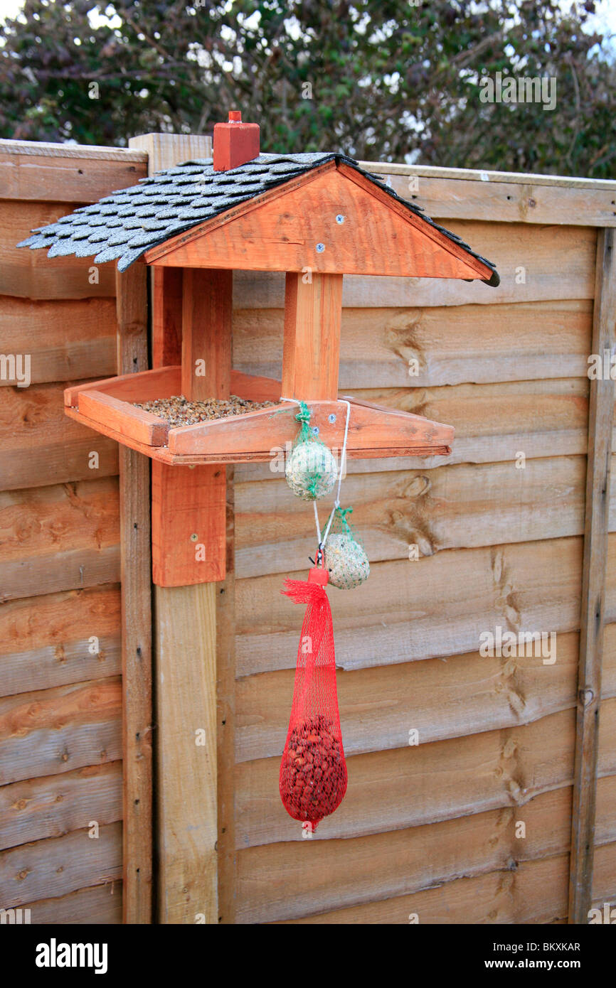 Vogel-Futterstation im Garten auf einem Zaun Stockfoto