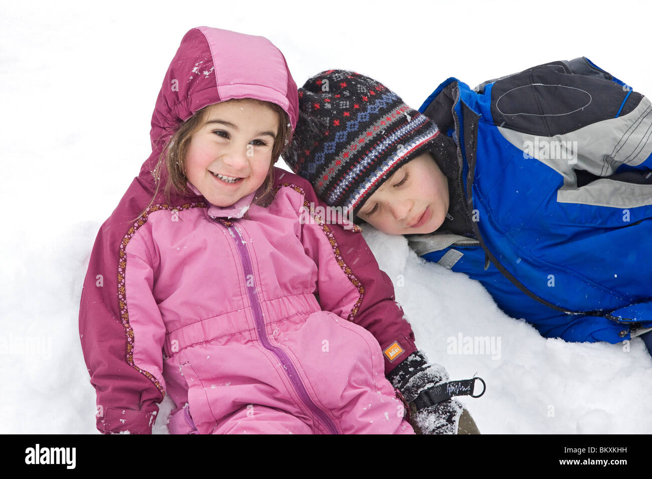 Kinder spielen im Schnee im Winter, USA. Stockfoto