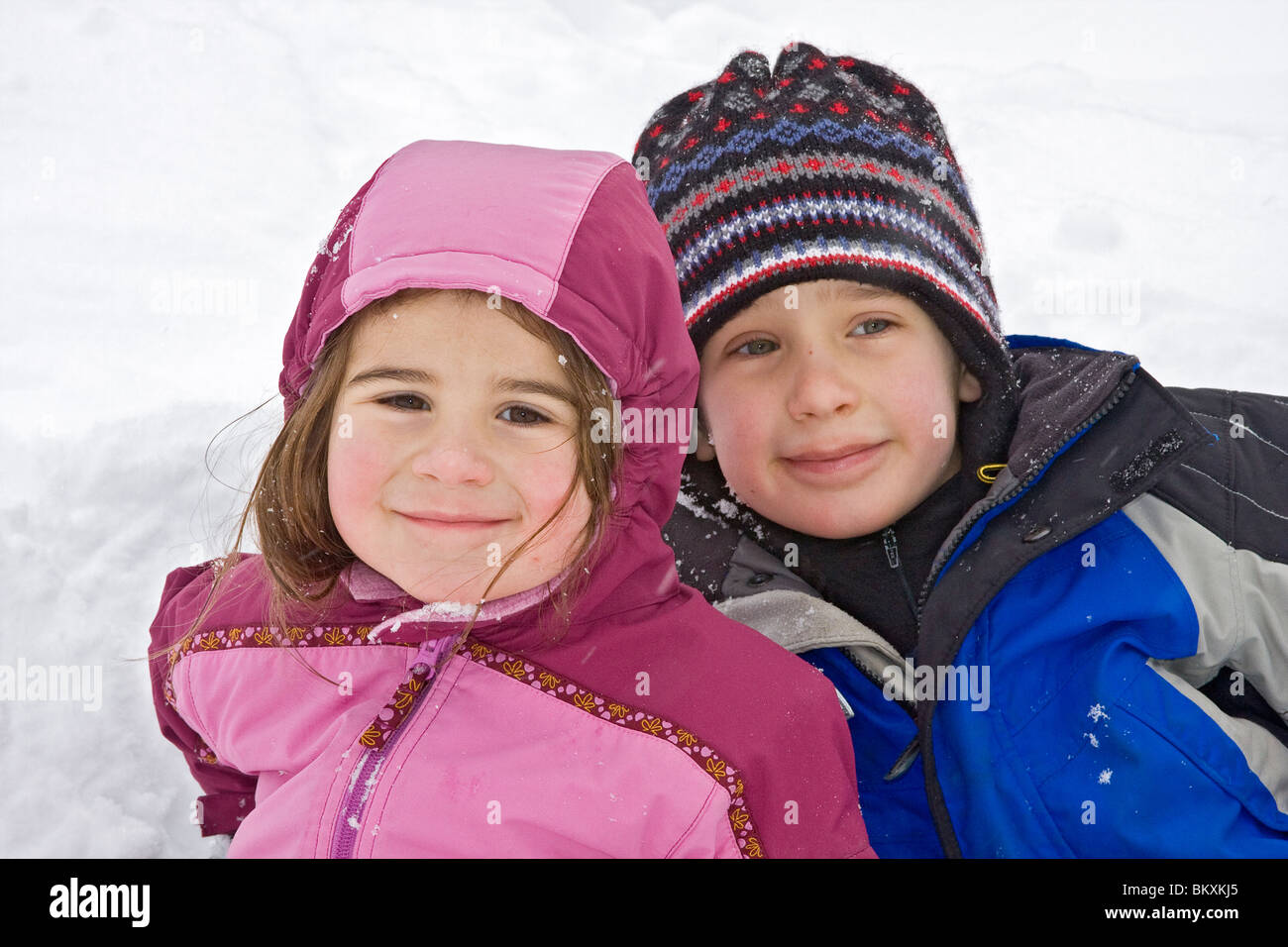 Kinder spielen im Schnee im Winter, USA. Stockfoto