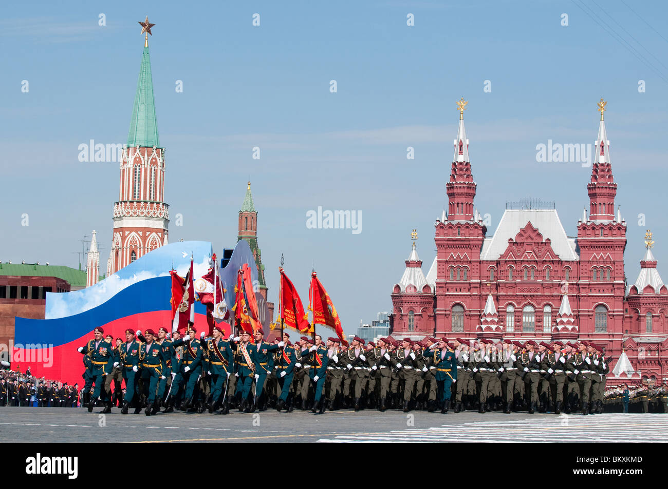 Soldaten der Streitkräfte der Russischen Föderation marschieren entlang der Rote Platz Moskau Siegesparade 2010 Stockfoto