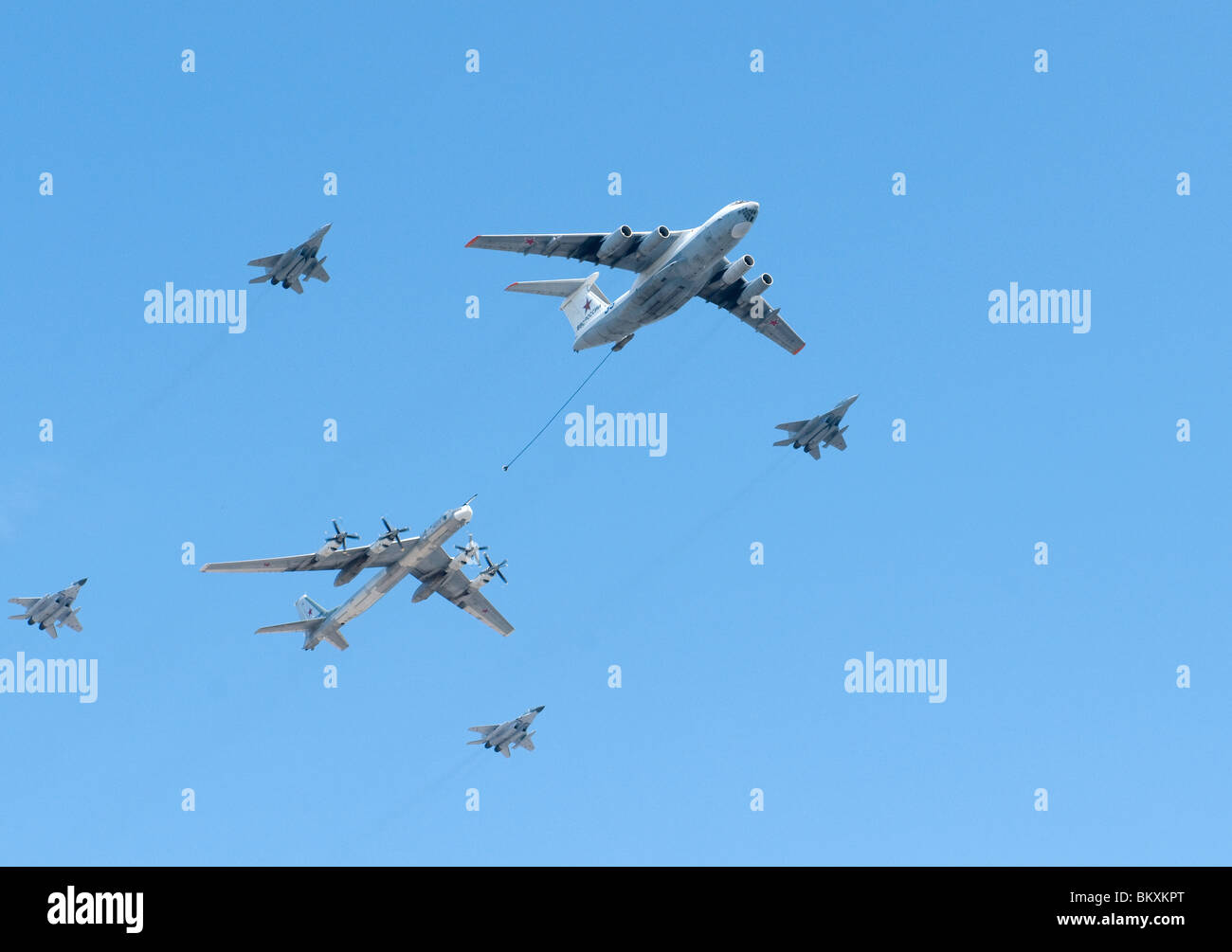 Russische Luftwaffe Ilushin IL-86, Tupolew Tu-95 strategische Bomber und 4xMiG-29 fliegen über dem Roten Platz in Moskau Siegesparade Stockfoto