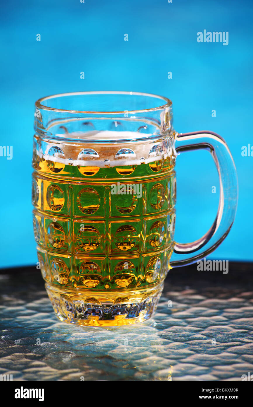 Glas mit Bier Stockfoto